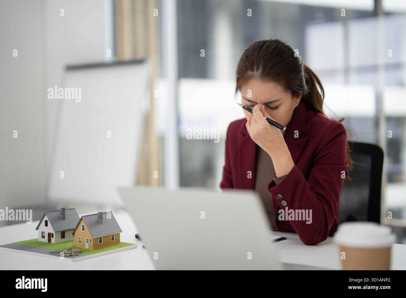 Asiatische Immobilienexperten fühlen sich überfordert, den Herausforderungen des Marktes in modernen Büroumgebungen zu begegnen und den Finanzdruck zu lösen Stockfoto