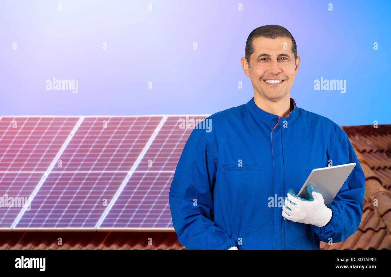 Solarpaneele, Bauarbeiter, Tablet und Porträt des Menschen mit Forschung und digitalen Daten für die Installation von Solarpaneelen. Happy, Ingenieur und männlicher Betrüger Stockfoto
