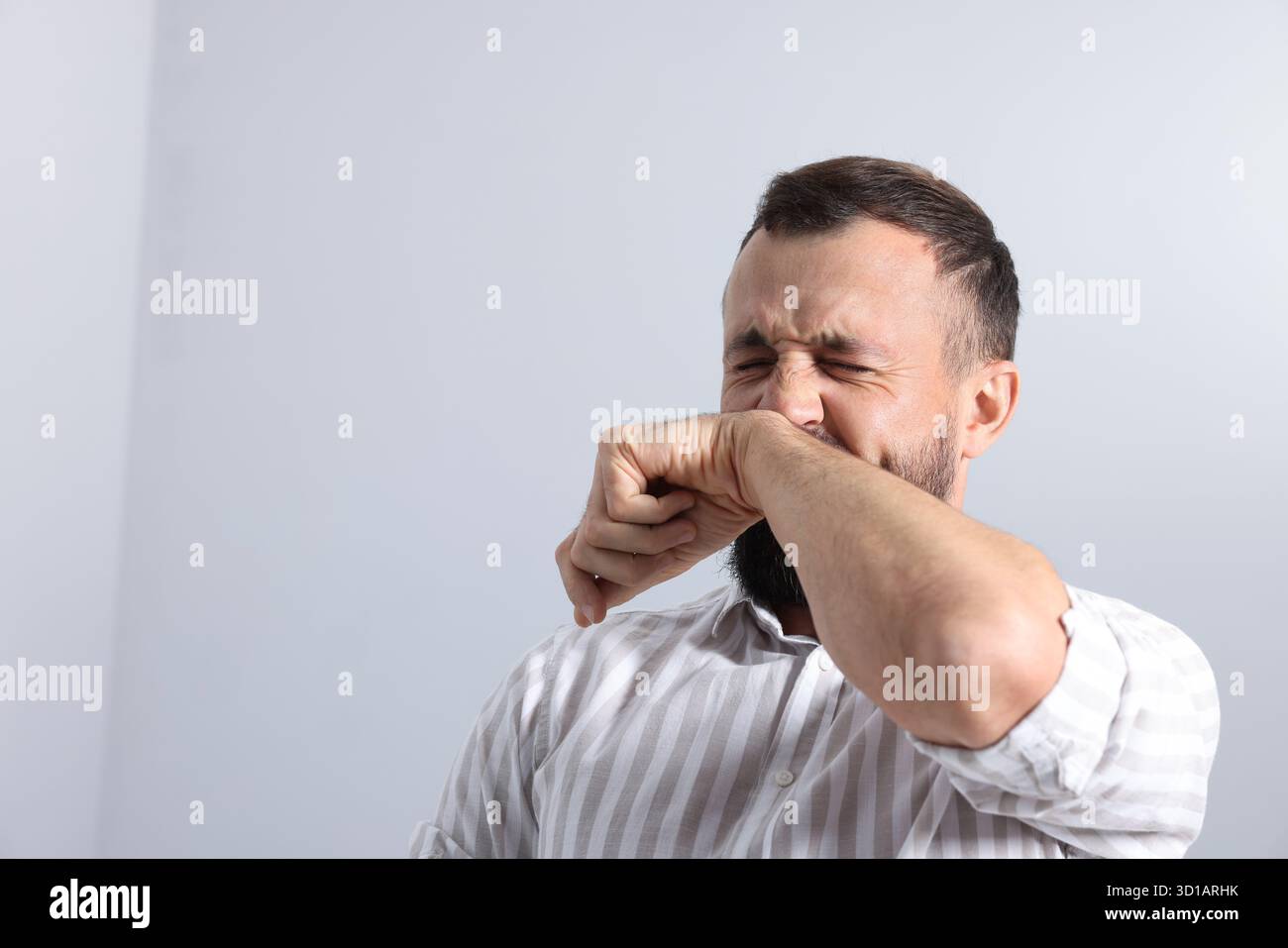 Mann fühlt sich zu Hause schlecht gerochen, Platz für Text Stockfoto