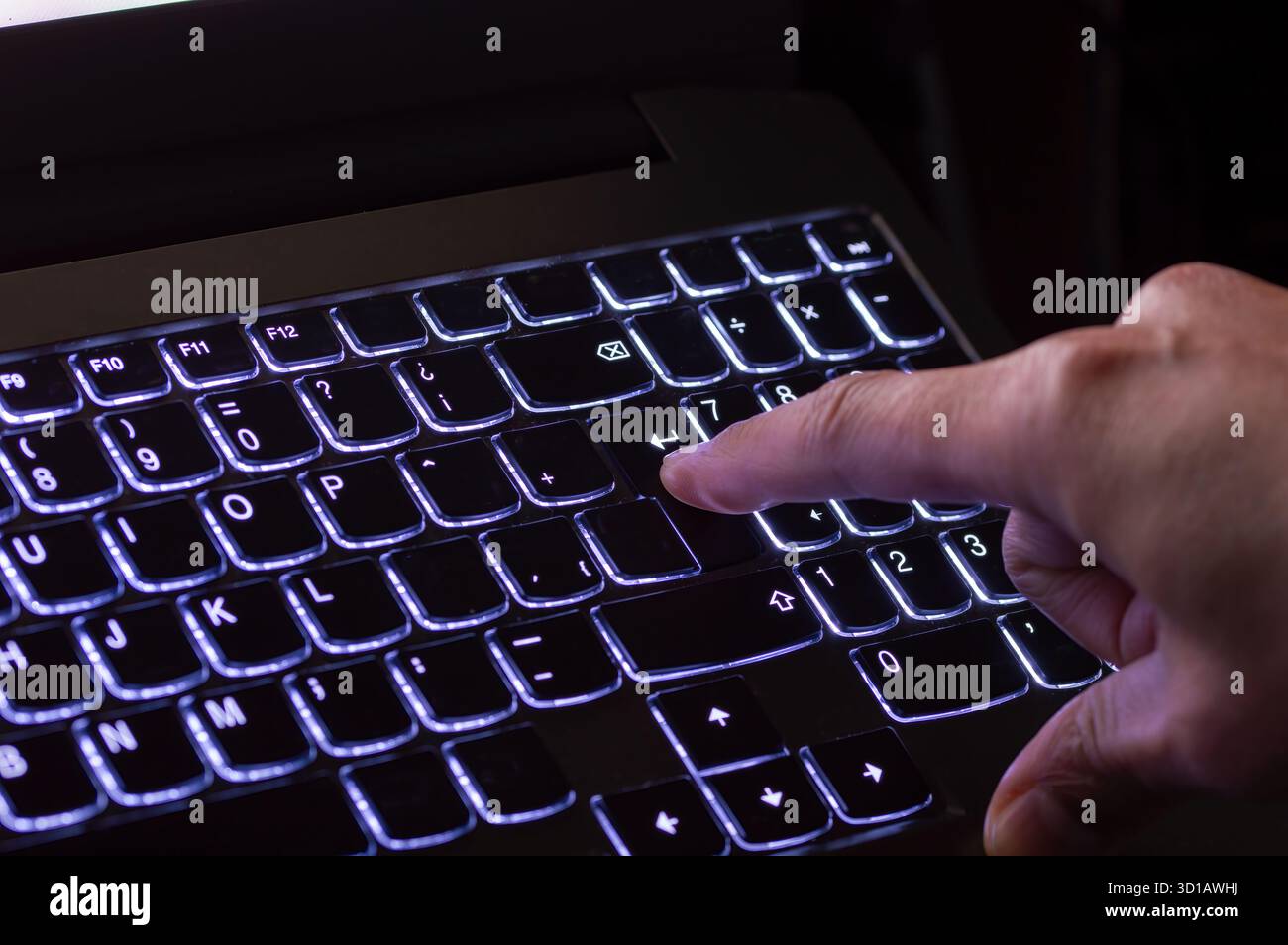 Drücken Sie mit dem Finger die Eingabetaste auf der Tastatur. Ausgewählter Fokus. Stockfoto