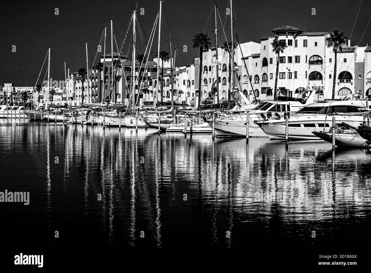 lsp-F-Leucate- Hafen Segel Boote Lagerung Stadtbild Liegeplatz Mittelmeer Strand Wasser Herbst 10-25 - Leucate ist eine franzoesische Gemeinde im DÃ partement Aude in der Region Okzitanien Mittelmeer Golfe du Lion Frankreich *** lsp F Leucate Hafen Segelboote Lagerung Cityscape Liegeplatz Mittelmeer Strandwasser Herbst 10 25 Leucate ist eine französische Gemeinde im Departement Aude in der Region Occitanie Mittelmeer Golfe du Lion Frankreich Frankreich Frankreich Stockfoto