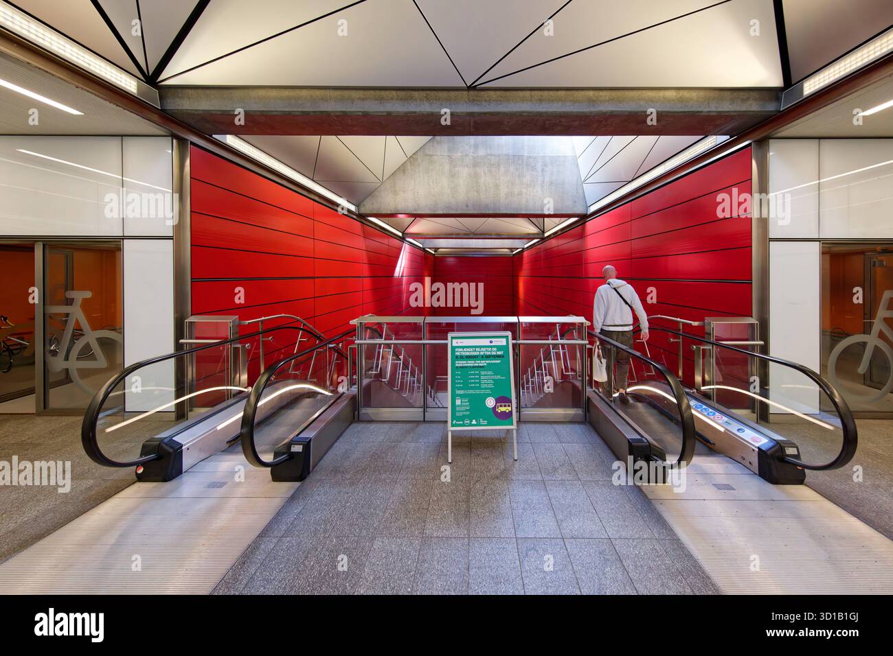 Kopenhagen, Daenemark, DK - U-Bahn-Station Norrebro 07.09.2025, Kopenhagen, Daenemark, DK - U-Bahn-Station Norrebro. Die Linien verkehren fahrerlos und vollautomatisch. Die Metro wird von der Firma Metro Service A/S betrieben, die sowohl für die Gleisanlagen als auch für den Fahrbetrieb zustaendig ist. Eigentuemer sind die italienischen Unternehmen AnsaldoBreda seit 2015 Teil von Hitachi Rail sowie das Mailaender Verkehrsunternehmen Azienda Trasporti Milanesi ATM. MODELLFREIGABE: NEIN, EIGENSCHAFTSFREIGABE: NEIN, c Stefan Trappe, http://www.trappe-foto.de, stefantrappe-foto.de - bei Verwendung des Fotos Stockfoto