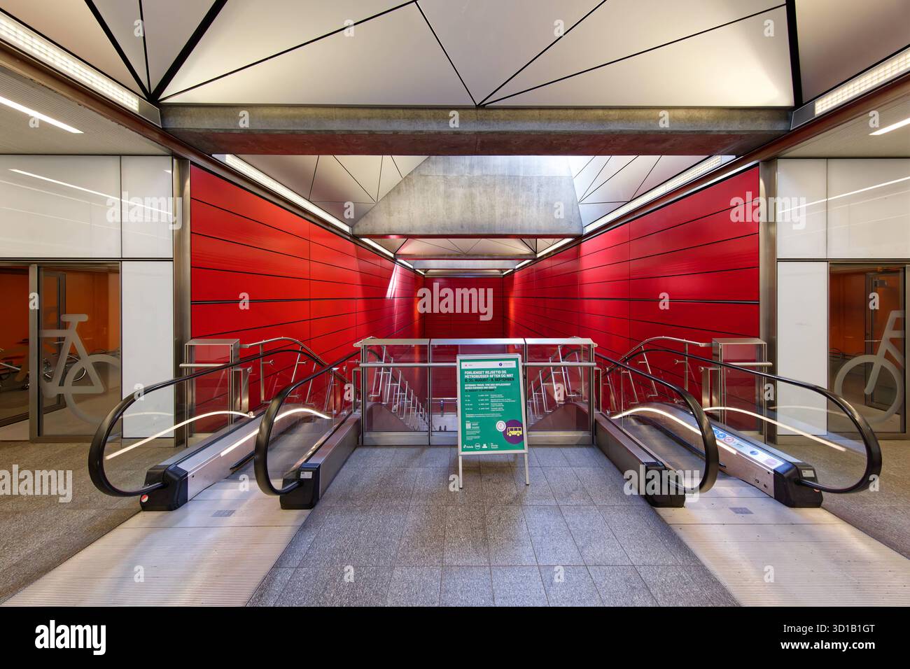 Kopenhagen, Daenemark, DK - U-Bahn-Station Norrebro 07.09.2025, Kopenhagen, Daenemark, DK - U-Bahn-Station Norrebro. Die Linien verkehren fahrerlos und vollautomatisch. Die Metro wird von der Firma Metro Service A/S betrieben, die sowohl für die Gleisanlagen als auch für den Fahrbetrieb zustaendig ist. Eigentuemer sind die italienischen Unternehmen AnsaldoBreda seit 2015 Teil von Hitachi Rail sowie das Mailaender Verkehrsunternehmen Azienda Trasporti Milanesi ATM. MODELLFREIGABE: NEIN, EIGENSCHAFTSFREIGABE: NEIN, c Stefan Trappe, http://www.trappe-foto.de, stefantrappe-foto.de - bei Verwendung des Fotos Stockfoto