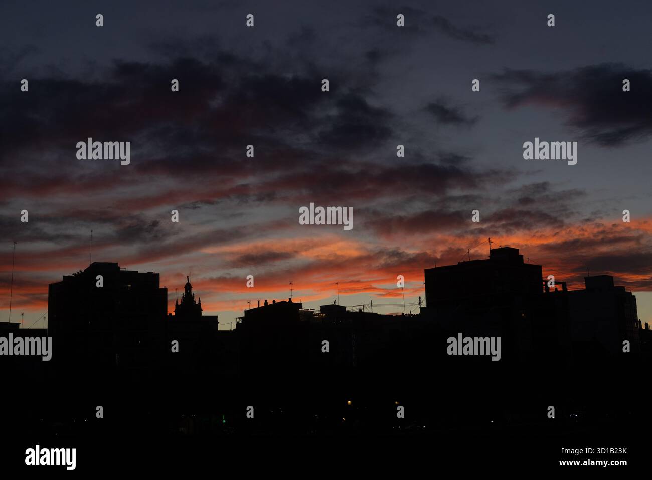 Die Skyline der Stadt Valencia, Spanien, bietet eine Silhouette vor einem lebendigen Sonnenuntergang und zeigt die historische und moderne Architektur der mediterranen Stadt Stockfoto