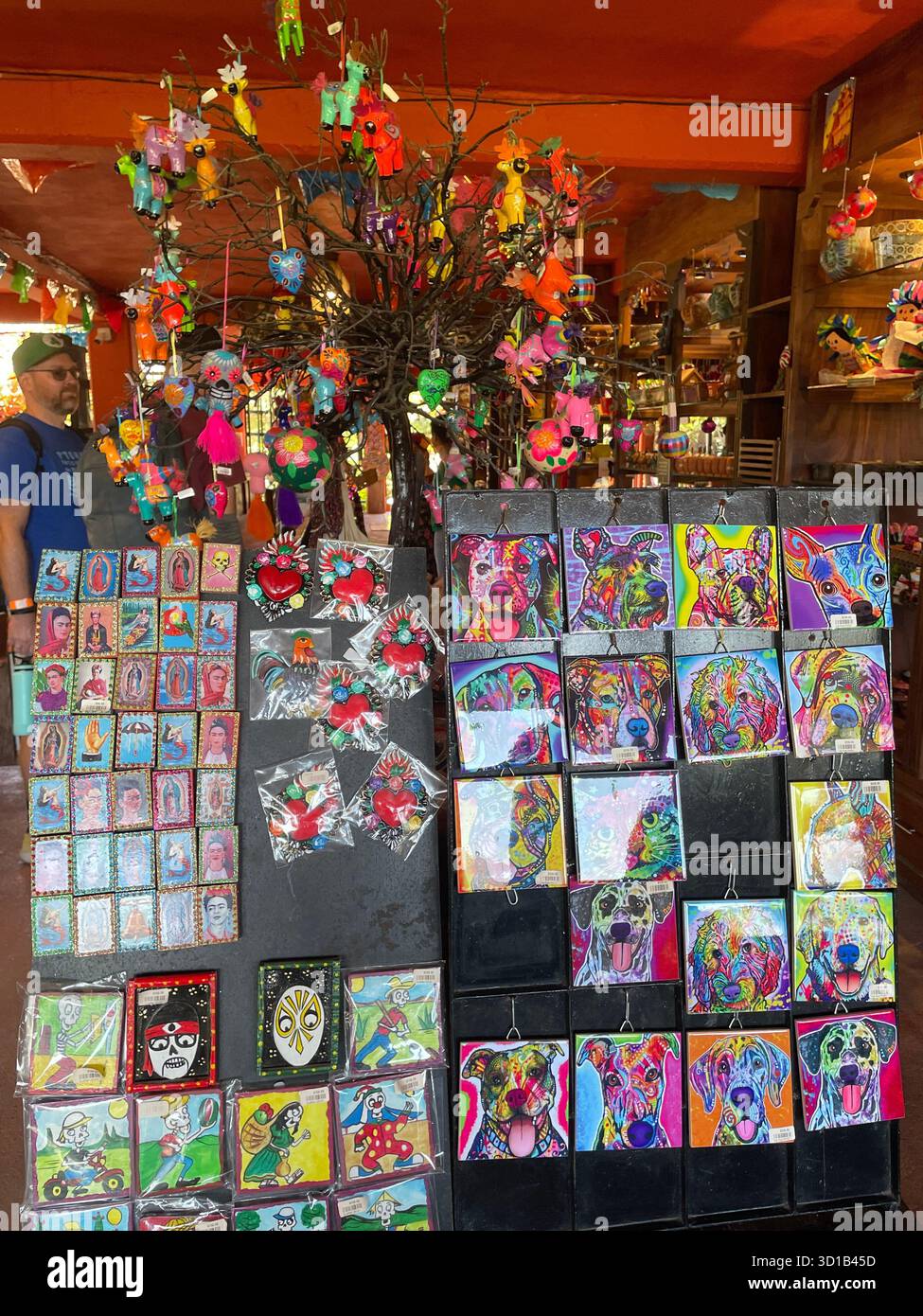 Farbenfrohe Souvenirs mexikanischer Volkskunst im traditionellen Kunsthandwerksladen - Smartphone-aufgenommenes Stockfoto