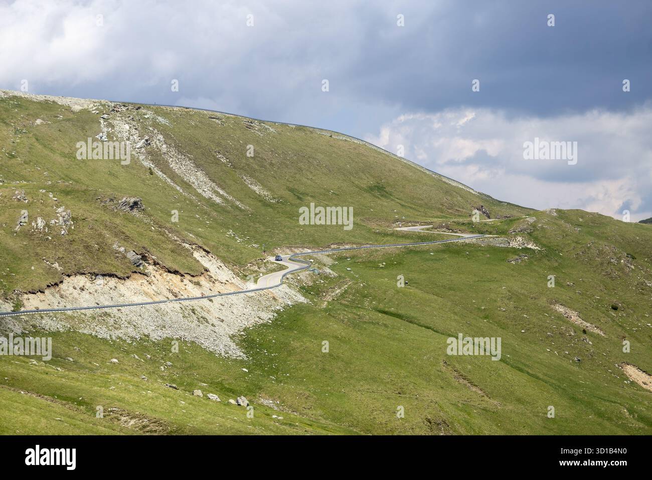 Malerischer Abschnitt der rumänischen Transalpina-Straße, der durch dichten Wald und bergiges Gelände führt. Ideal für Redaktionen, Reisen, Infrastruktur oder nat Stockfoto