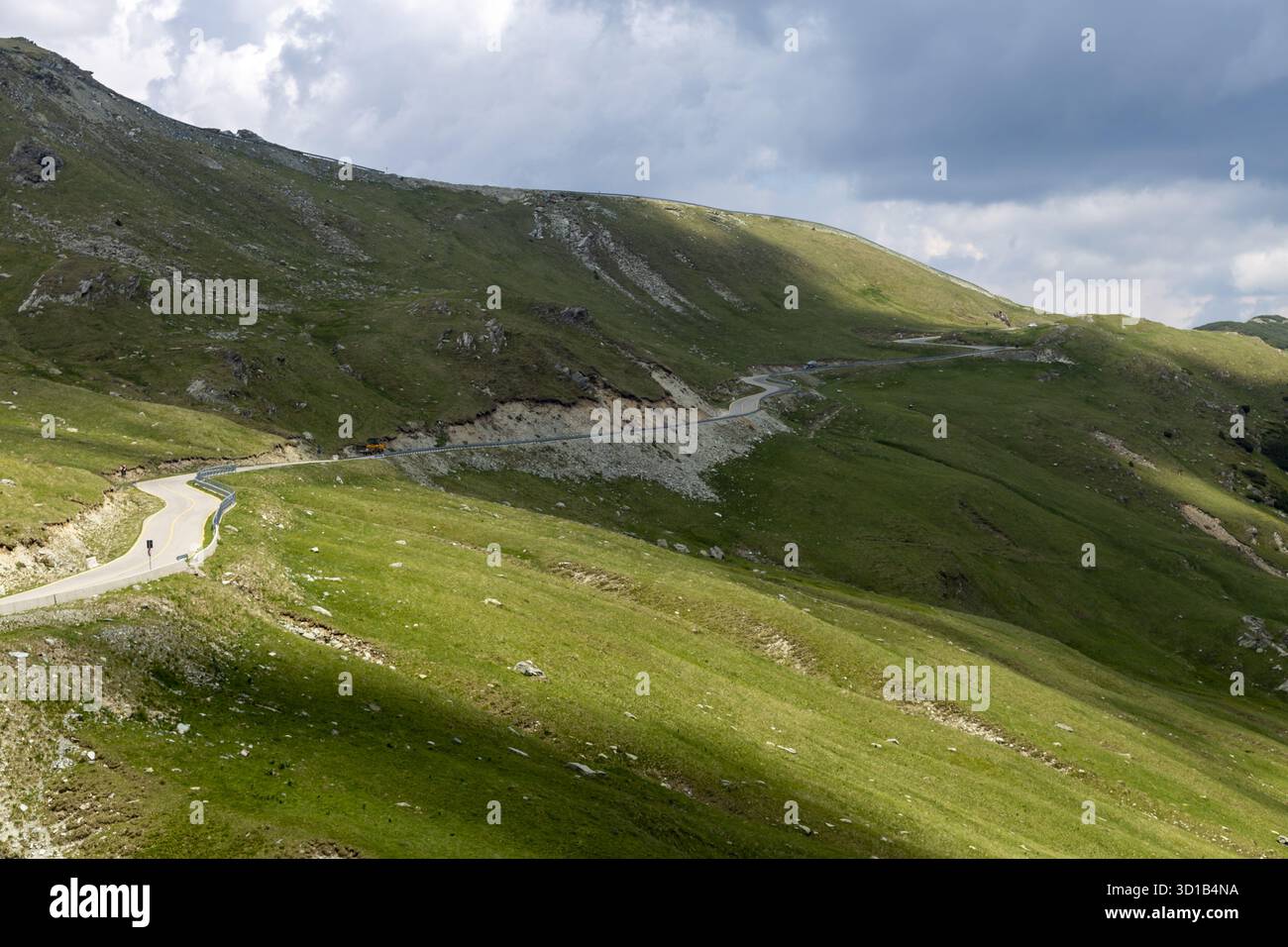 Malerischer Abschnitt der rumänischen Transalpina-Straße, der durch dichten Wald und bergiges Gelände führt. Ideal für Redaktionen, Reisen, Infrastruktur oder nat Stockfoto