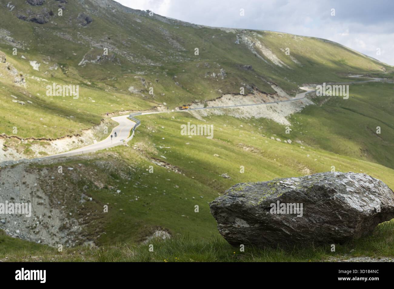 Malerischer Abschnitt der rumänischen Transalpina-Straße, der durch dichten Wald und bergiges Gelände führt. Ideal für Redaktionen, Reisen, Infrastruktur oder nat Stockfoto