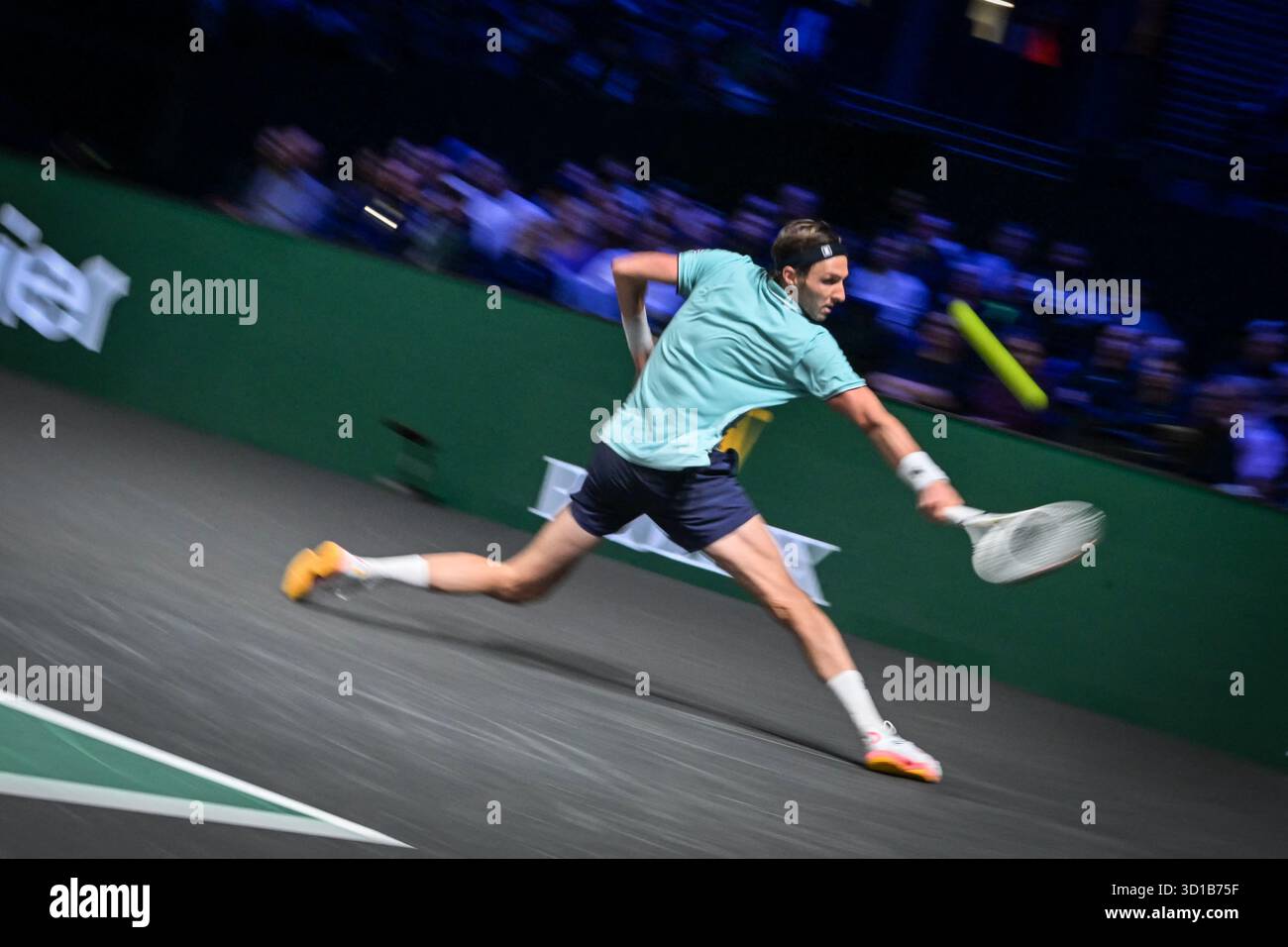 Paris, Frankreich. Oktober 2025. Arthur Rinderknech tritt am 27. Oktober 2025 beim Rolex Paris Masters 2025 Turnier in der Paris La Defense Arena in Paris an. Foto: Firas Abdullah/ABACAPRESS.COM Credit: Abaca Press/Alamy Live News Stockfoto