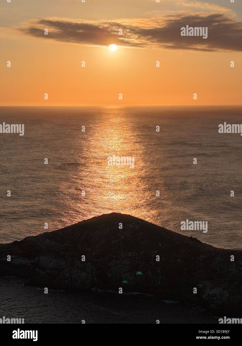 Drohnenbild des Praia Grande Beach in Arraial do Cabo, Brasilien – kristallklares Wasser und weite Küste. Stockfoto