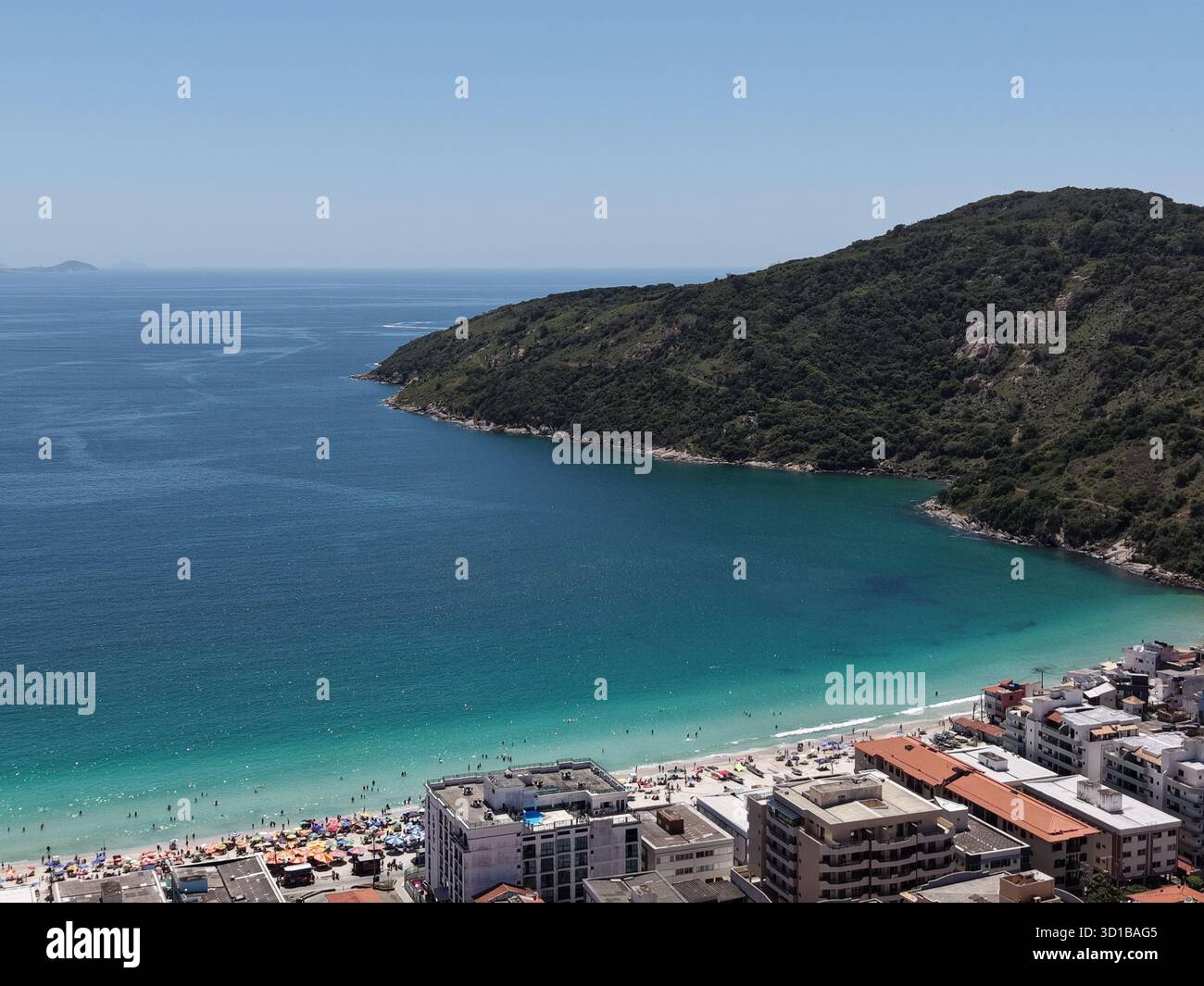 Aus der Vogelperspektive des Prainha-Strandes und der urbanen Küste von Arraial do Cabo, Rio de Janeiro, Brasilien. Stockfoto