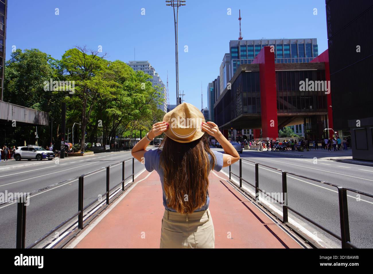 Reisender mit Strohhut zu Besuch in Sao Paulo City, Brasilien Stockfoto