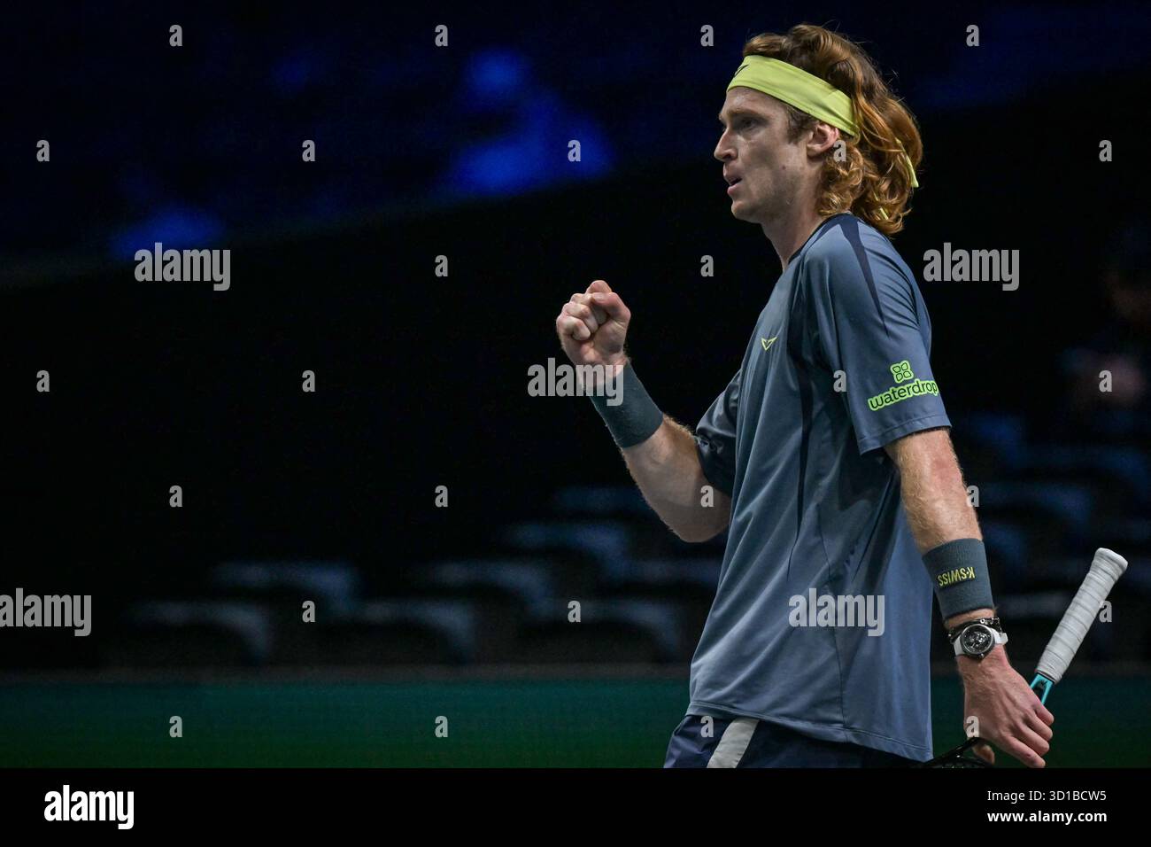 Paris, Frankreich. Oktober 2025. Andrey Rublev tritt am 27. Oktober 2025 beim Rolex Paris Masters 2025 Turnier in der Paris La Defense Arena in Paris an. Foto: Firas Abdullah/ABACAPRESS.COM Credit: Abaca Press/Alamy Live News Stockfoto