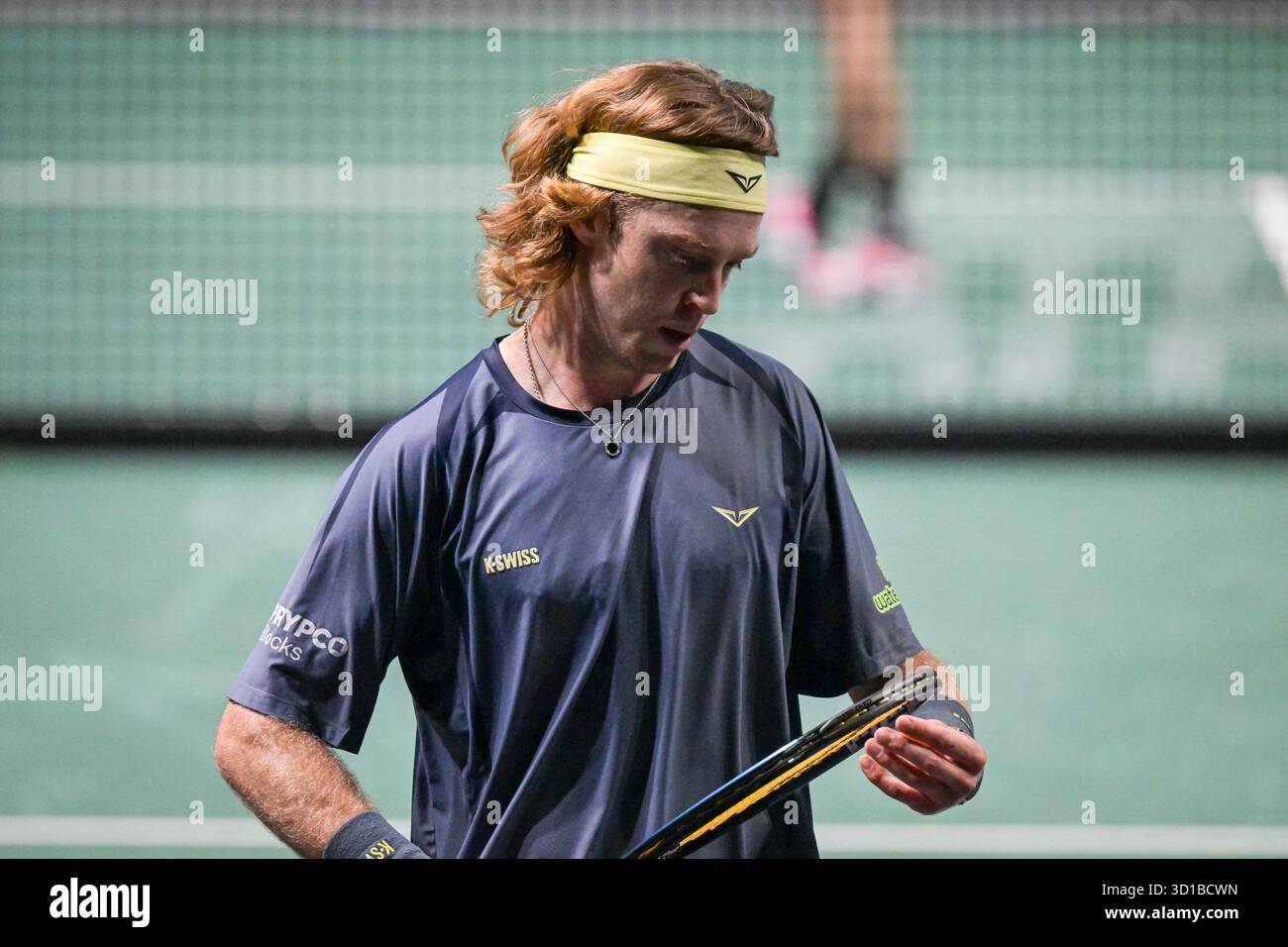 Paris, Frankreich. Oktober 2025. Andrey Rublev tritt am 27. Oktober 2025 beim Rolex Paris Masters 2025 Turnier in der Paris La Defense Arena in Paris an. Foto: Firas Abdullah/ABACAPRESS.COM Credit: Abaca Press/Alamy Live News Stockfoto