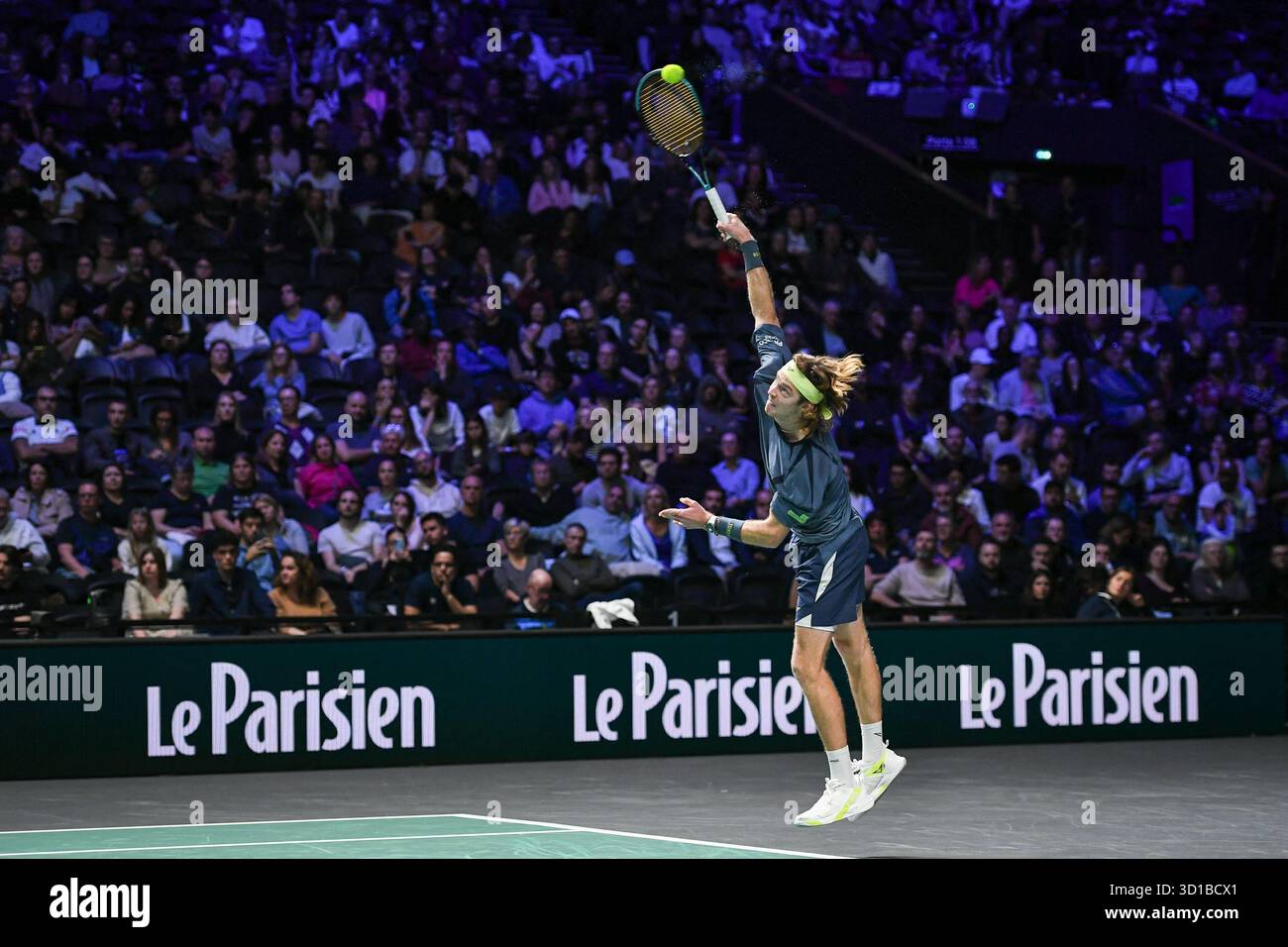 Paris, Frankreich. Oktober 2025. Andrey Rublev tritt am 27. Oktober 2025 beim Rolex Paris Masters 2025 Turnier in der Paris La Defense Arena in Paris an. Foto: Firas Abdullah/ABACAPRESS.COM Credit: Abaca Press/Alamy Live News Stockfoto