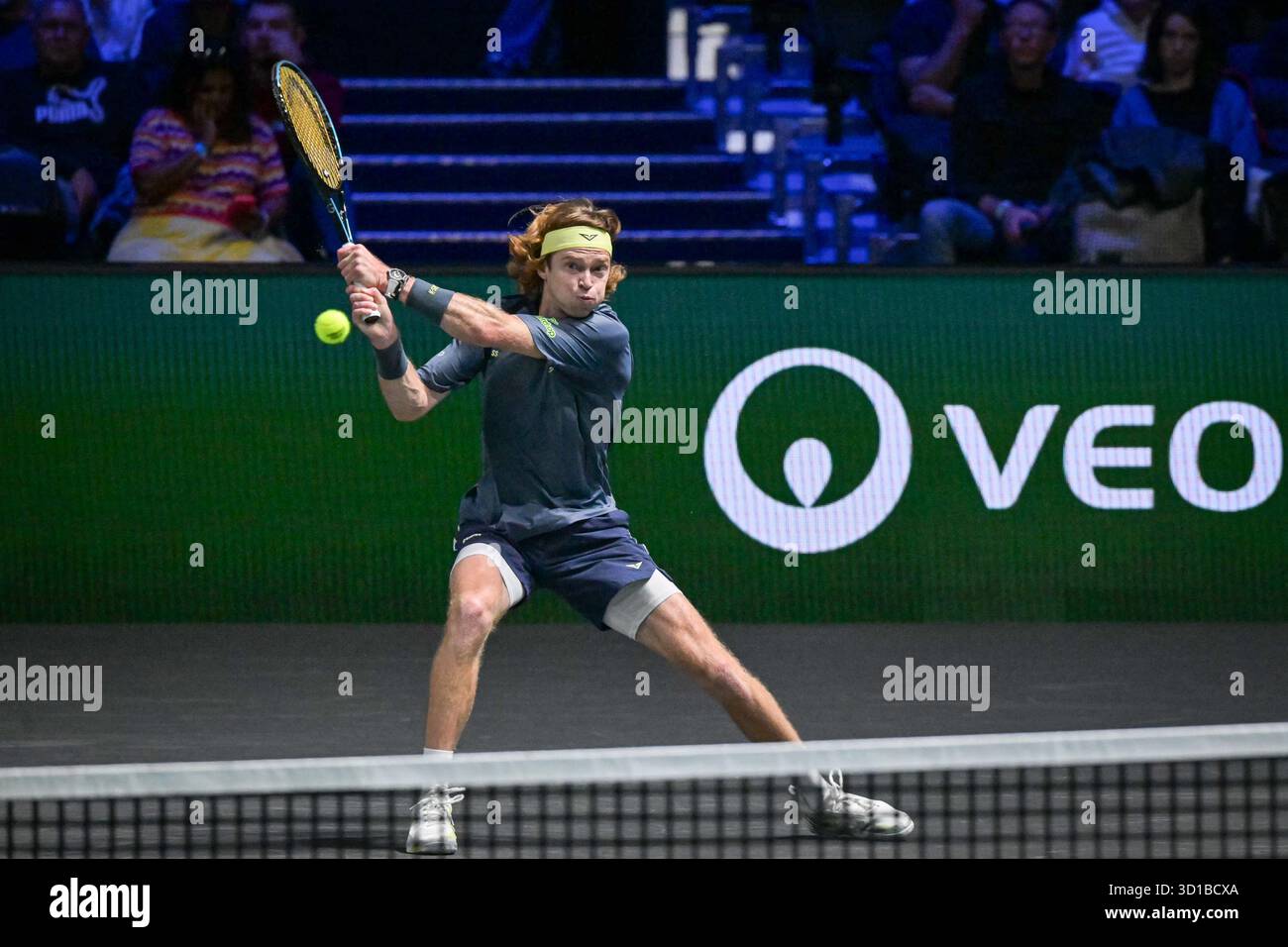 Paris, Frankreich. Oktober 2025. Andrey Rublev tritt am 27. Oktober 2025 beim Rolex Paris Masters 2025 Turnier in der Paris La Defense Arena in Paris an. Foto: Firas Abdullah/ABACAPRESS.COM Credit: Abaca Press/Alamy Live News Stockfoto