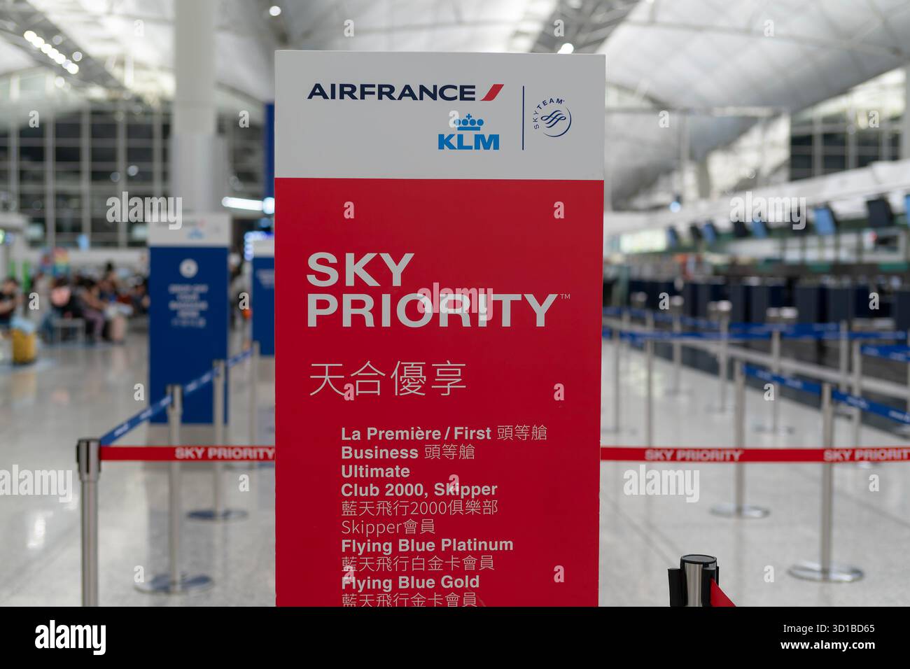 Hongkong, China - 20. September 2025: Nahaufnahme von Air France - KLM SkyPriority Check-in-Lane-Schild am Hong Kong International Airport (HKIA). Stockfoto