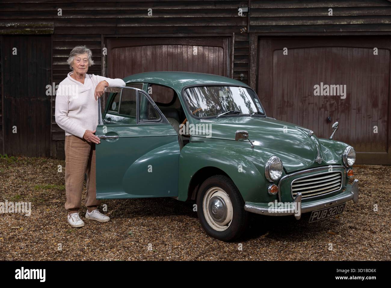 Bridget Carter-Manning und ihr Morris 1000, genannt „Mildred“, das ihr Mann Jeremy vor 25 Jahren als Geschenk zum Valentinstag für sie kaufte. Das M Stockfoto
