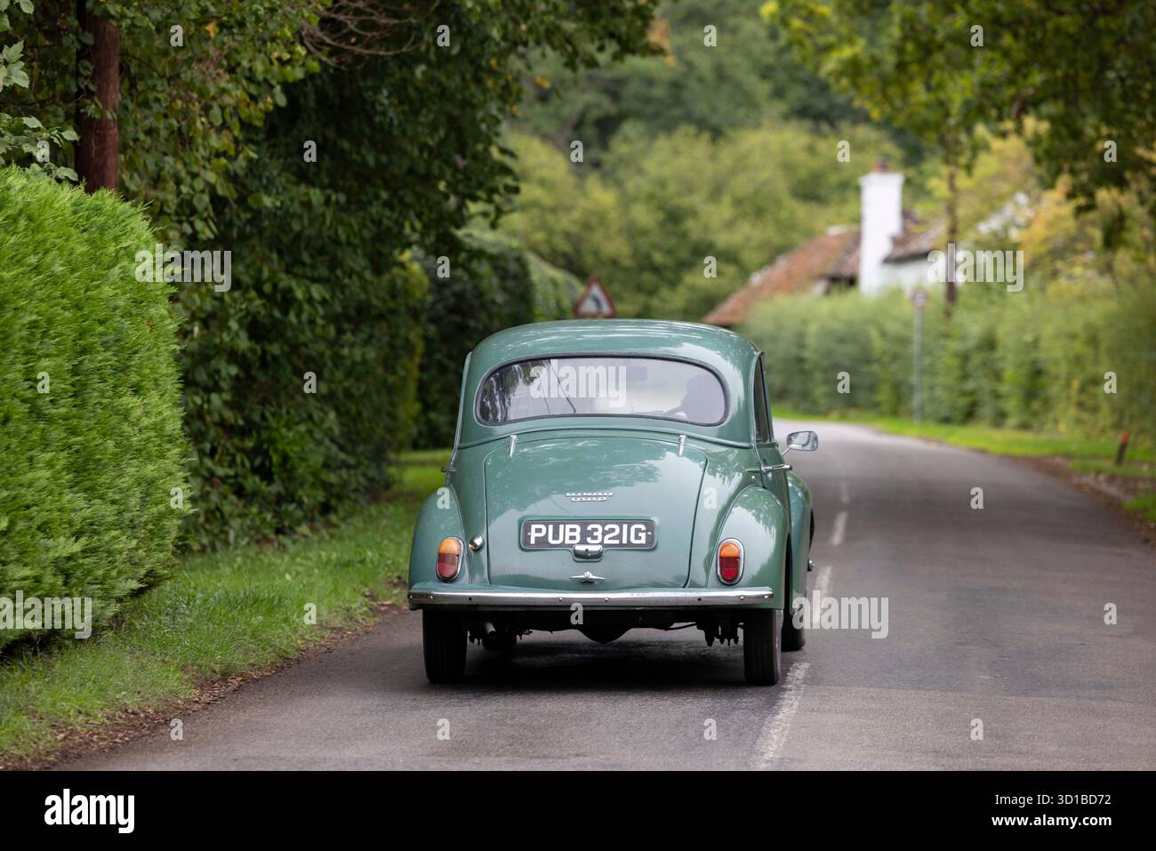 Bridget Carter-Manning und ihr Morris 1000, genannt „Mildred“, das ihr Mann Jeremy vor 25 Jahren als Geschenk zum Valentinstag für sie kaufte. Das M Stockfoto