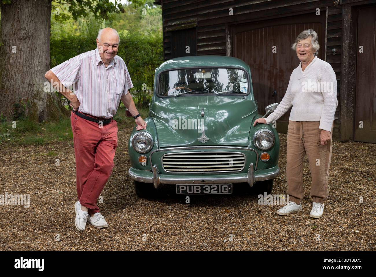 Bridget Carter-Manning und ihr Morris 1000, genannt „Mildred“, das ihr Mann Jeremy vor 25 Jahren als Geschenk zum Valentinstag für sie kaufte. Das M Stockfoto