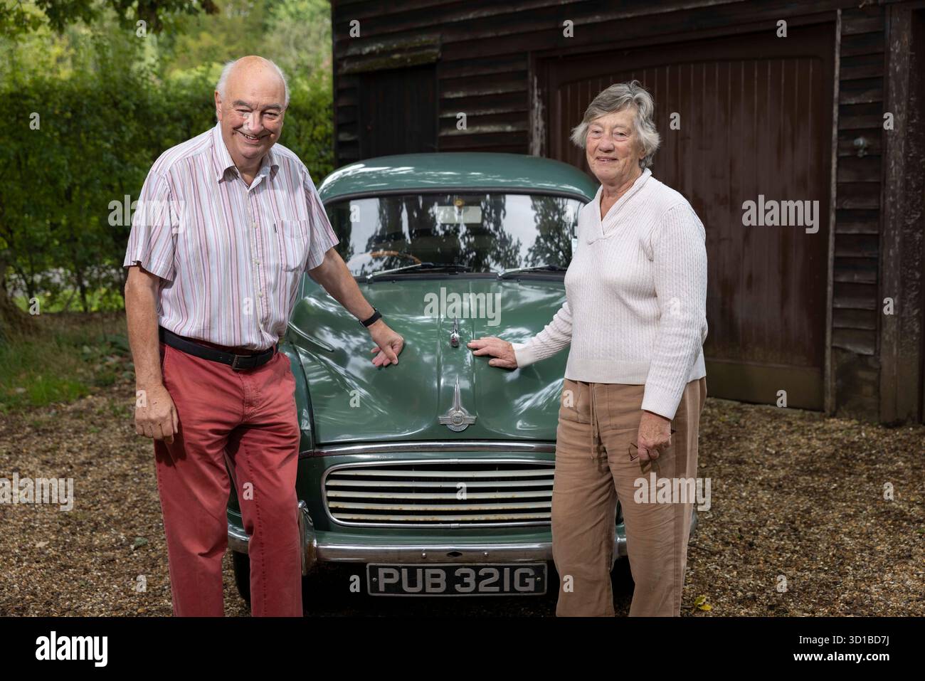 Bridget Carter-Manning und ihr Morris 1000, genannt „Mildred“, das ihr Mann Jeremy vor 25 Jahren als Geschenk zum Valentinstag für sie kaufte. Das M Stockfoto