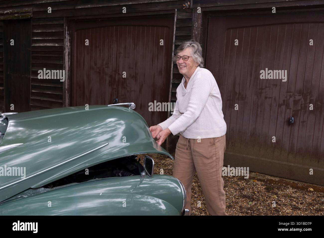 Bridget Carter-Manning und ihr Morris 1000, genannt „Mildred“, das ihr Mann Jeremy vor 25 Jahren als Geschenk zum Valentinstag für sie kaufte. Das M Stockfoto