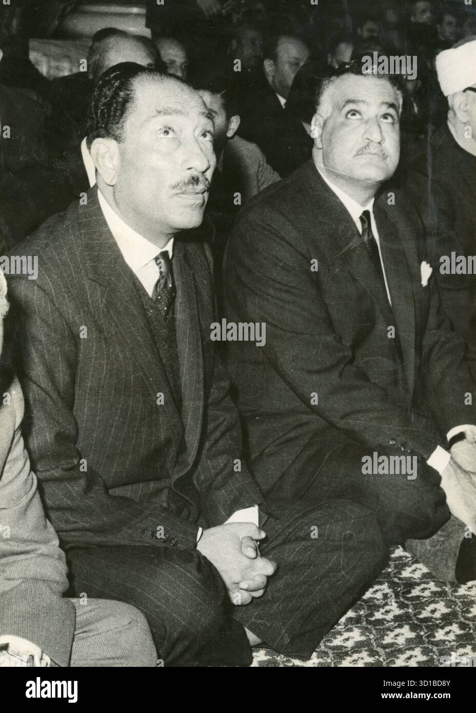 Ägypten - 1960er Jahre: Porträt des ägyptischen Präsidenten Gamal Abdel Nasser mit dem zukünftigen Präsidenten Anwar Sadat während der Freitagsgebete Stockfoto