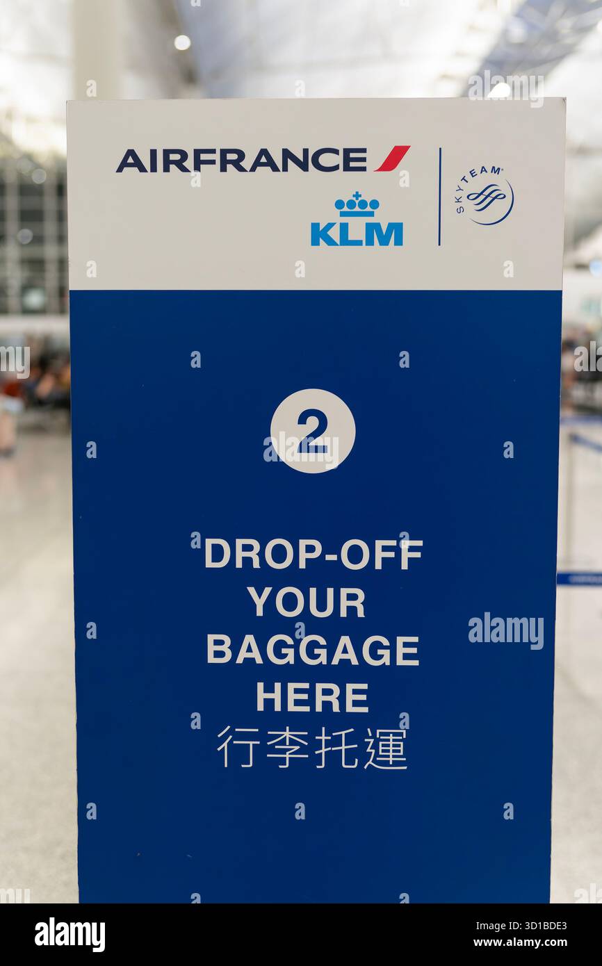 Hongkong - 20. September 2025: Nahaufnahme eines vertikalen Check-in-Schilds für Air France KLM „Drop-Off Your Baggage here“ mit englischer und chinesischer Schrift Stockfoto