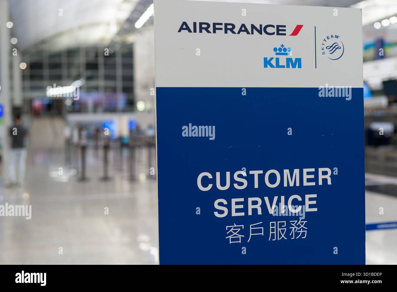Hongkong, China - 20. September 2025: Nahaufnahme eines Check-in-Schilds für Air France KLM Customer Service mit englischem und chinesischem Text auf Hong Kong Inte Stockfoto