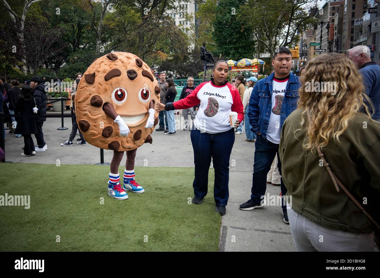 Markenaktivierung für Mondelez InternationalÕs Chips Ahoy! Marke von Schokoladenchip-Cookies in Zusammenarbeit mit der Fernsehsendung ÒStranger ThingsÓ Netflix im Flatiron Plaza in New York am Samstag, 25. Oktober 2025. (© Richard B. Levine) Stockfoto