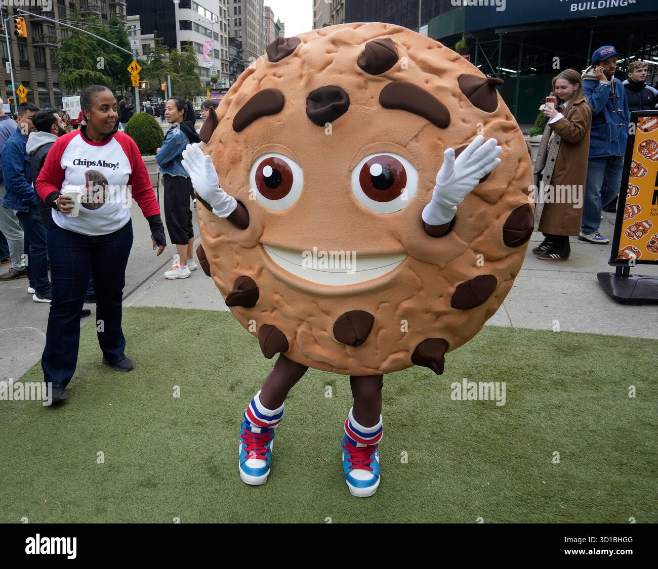 Markenaktivierung für Mondelez International Chips Ahoy! Marke von Schokoladenchips-Cookies in Zusammenarbeit mit der Fernsehsendung „Stranger Things“ Netflix im Flatiron Plaza in New York am Samstag, 25. Oktober 2025. (© Richard B. Levine) Stockfoto