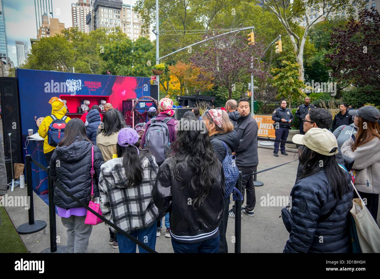 Markenaktivierung für Mondelez InternationalÕs Chips Ahoy! Marke von Schokoladenchip-Cookies in Zusammenarbeit mit der Fernsehsendung ÒStranger ThingsÓ Netflix im Flatiron Plaza in New York am Samstag, 25. Oktober 2025. (© Richard B. Levine) Stockfoto