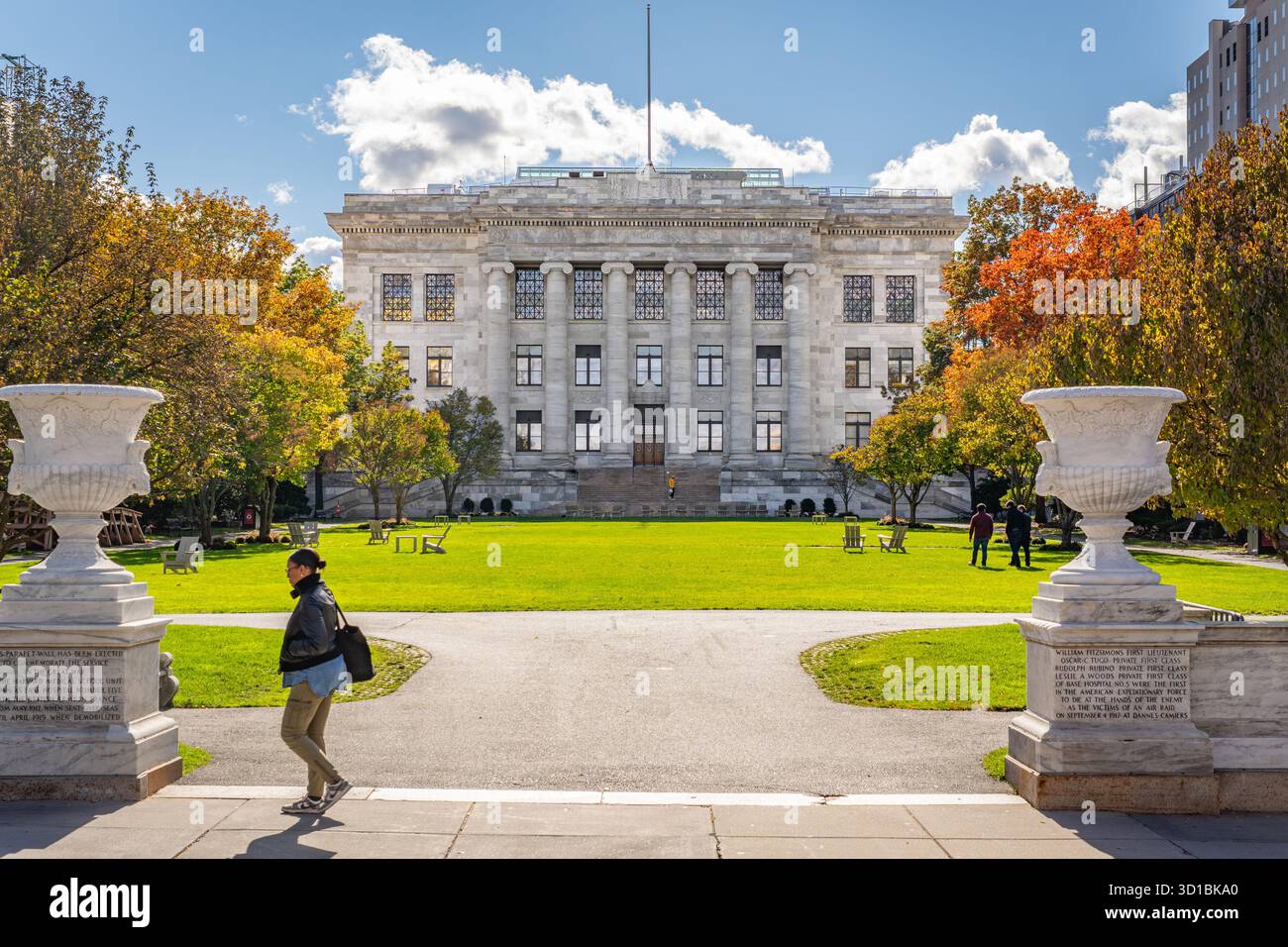 Boston, MA, USA - 26. Oktober 2025: Studenten in der Nähe der Fassade des Hauptgebäudes der Harvard Medical School auf dem Campus dieser privaten Ivy League-Forschung Stockfoto Boston, MA, USA - 26. Oktober 2025: Studenten in der Nähe der Fassade des Hauptgebäudes der Harvard Medical School auf dem Campus dieser privaten Ivy League-Forschung Stockfoto
