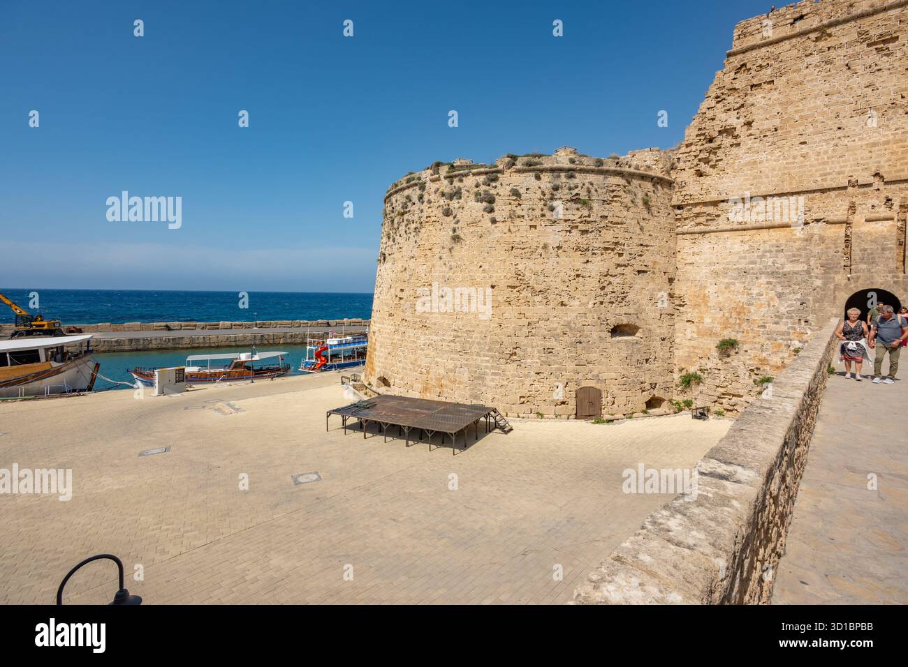 Schloss Girne (Kyrenia) neben dem Hafen in Kyrenia Nordzypern Stockfoto