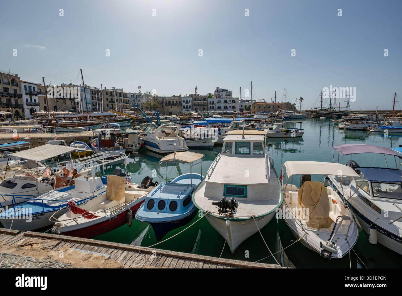 Der Hafen neben dem Schloss Girne (Kyrenia), Kyrenia Nordzypern Stockfoto