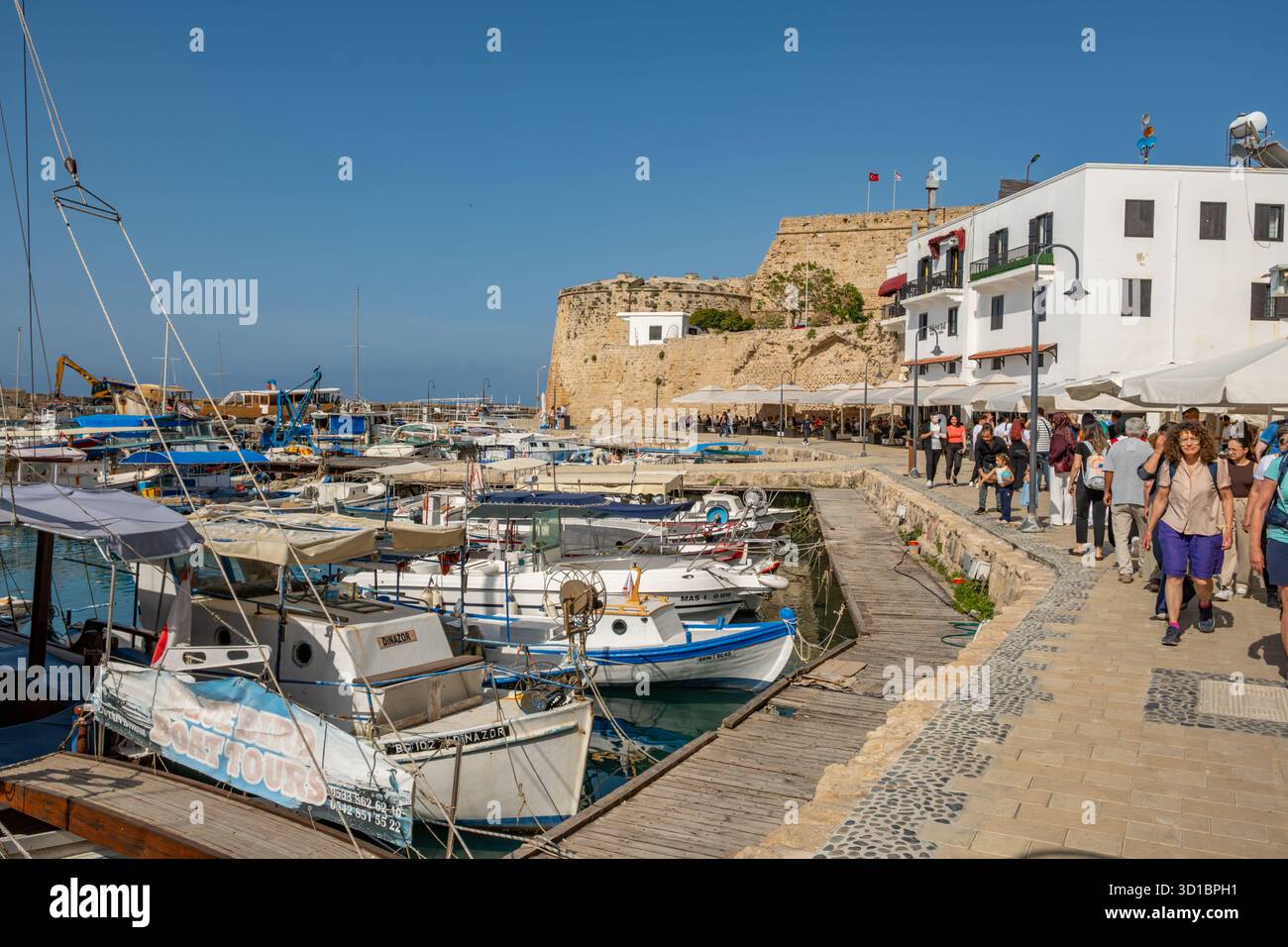 Der Hafen neben dem Schloss Girne (Kyrenia), Kyrenia Nordzypern Stockfoto