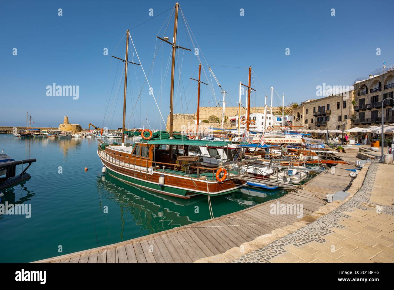 Der Hafen neben dem Schloss Girne (Kyrenia), Kyrenia Nordzypern Stockfoto