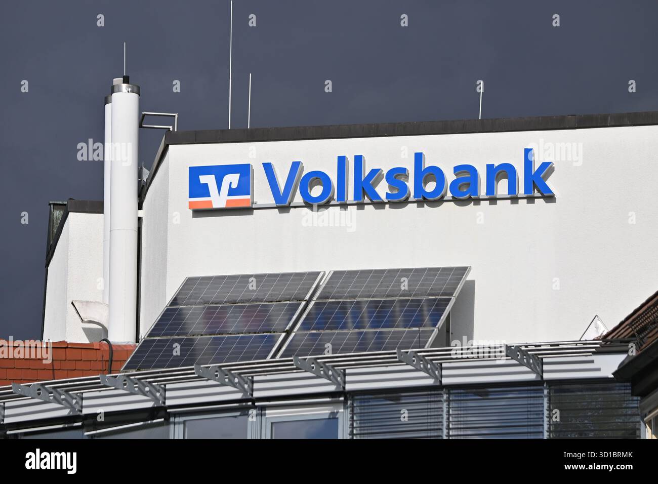 Herrenberg, Deutschland. Oktober 2025. Themenfoto: Volksbank Raiffeisenbank, Logo, Banklogo, Firmenlogo, Firmenlogo. Quelle: dpa/Alamy Live News Stockfoto