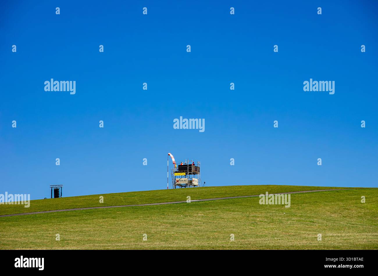 Flugsteuerung beim Fliegerbergfest des Luftsportvereins Rossfeld in Metzingen-Glems, Baden-Württemberg. Stockfoto