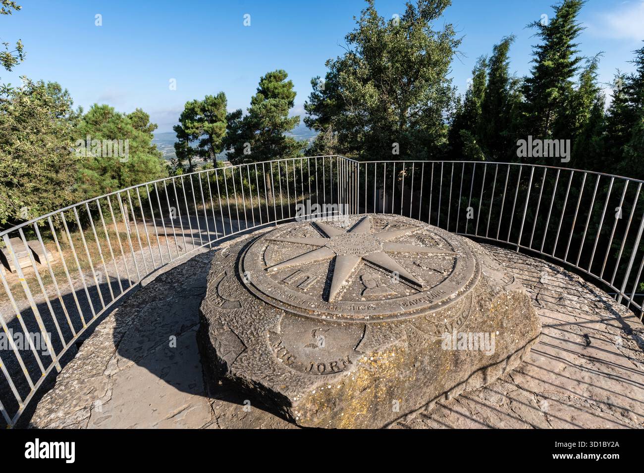 Geographisches Zentrum von Katalonien, Rose der Winde, Santa María de Pinós, Solsónés, Katalonien, Spanien Stockfoto