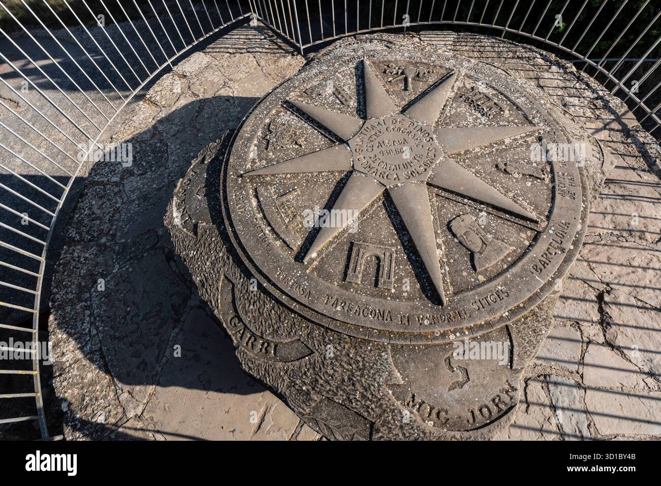Geographisches Zentrum von Katalonien, Rose der Winde, Santa María de Pinós, Solsónés, Katalonien, Spanien Stockfoto