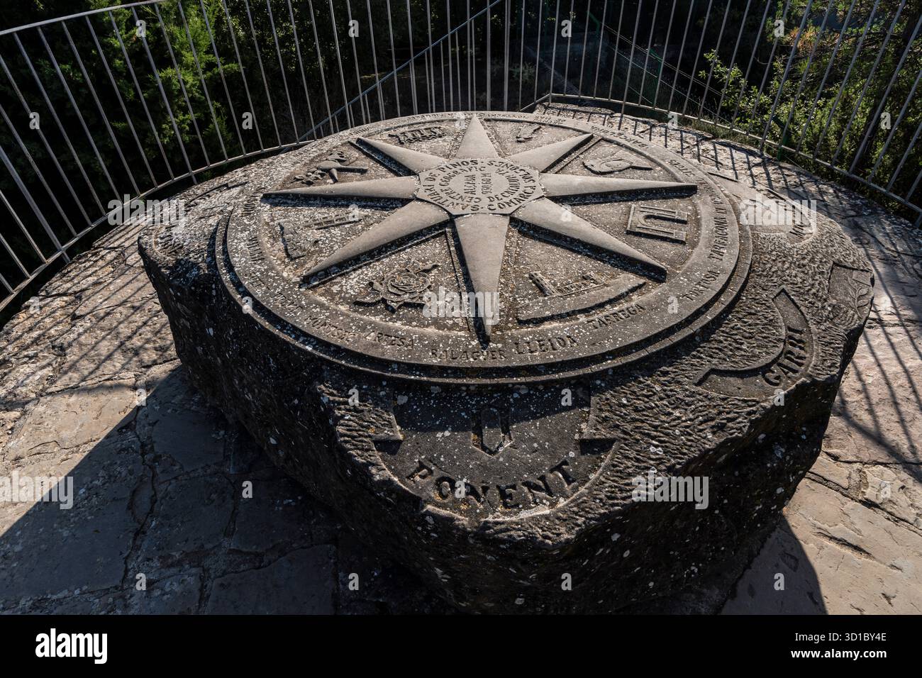 Geographisches Zentrum von Katalonien, Rose der Winde, Santa María de Pinós, Solsónés, Katalonien, Spanien Stockfoto