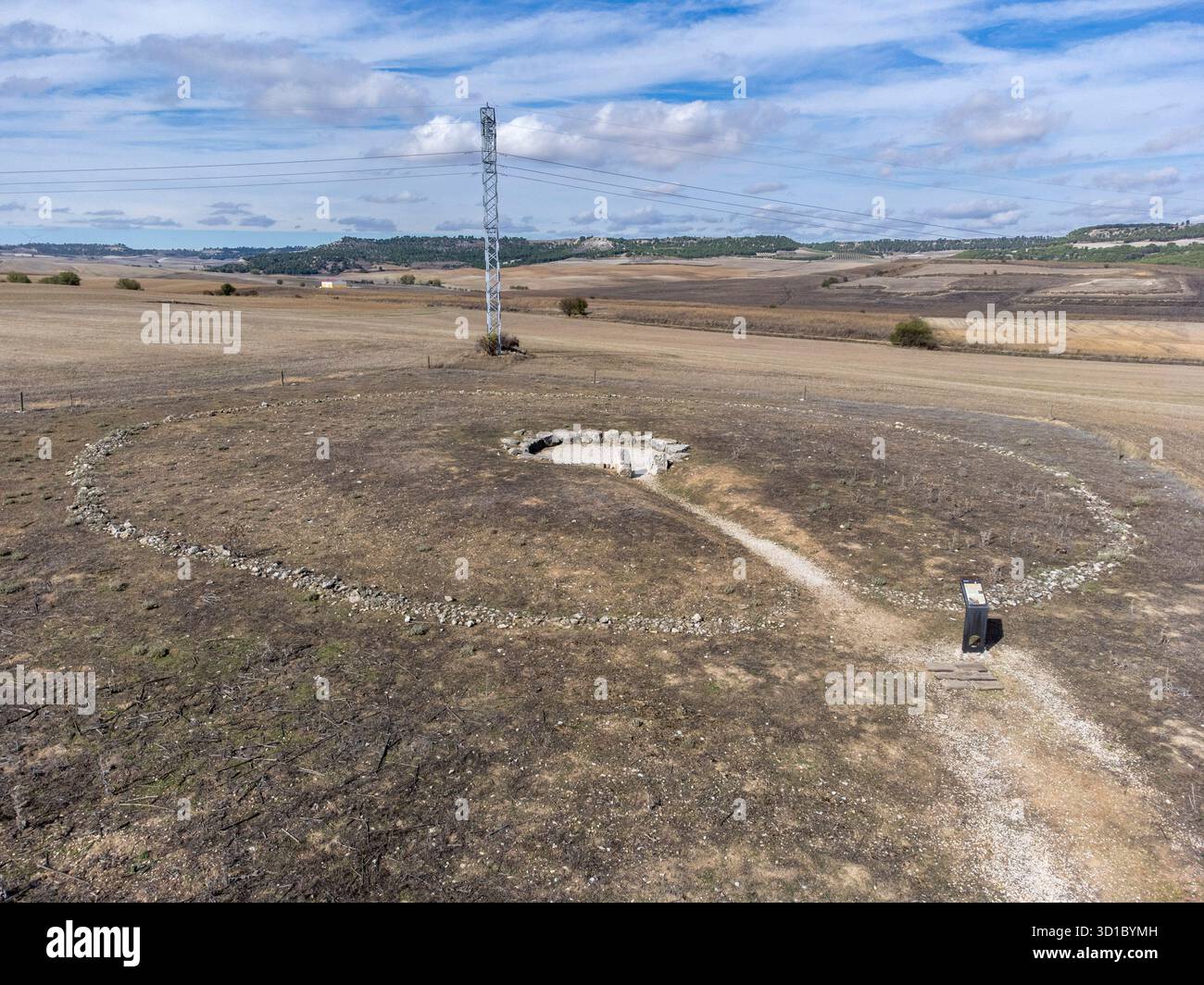 Megalithgrabmal von Los Zumacales, megalithisches Monument Typ Cromlech des Neolithikums (um 5500 BC1​), Simancas, Provinz Valladolid, Kastilien und Stockfoto