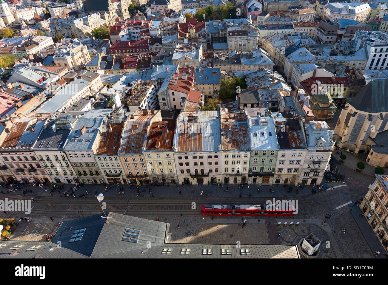 Lemberg, Ukraine – 19.10.2025: Blick vom Rathausturm bis zur Straßenbahnhaltestelle auf dem Rynok-Platz Stockfoto