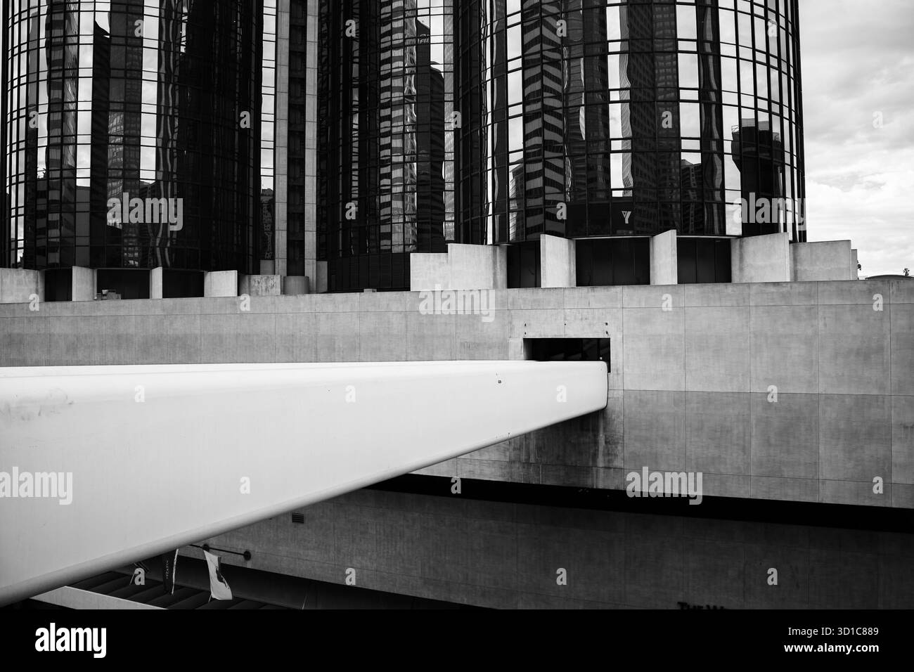 Glasfassaden-Reflektionen in Schwarz und weiß – abstrakte Architektur mit Symmetrie, Tiefe und moderner urbaner Geometrie Stockfoto