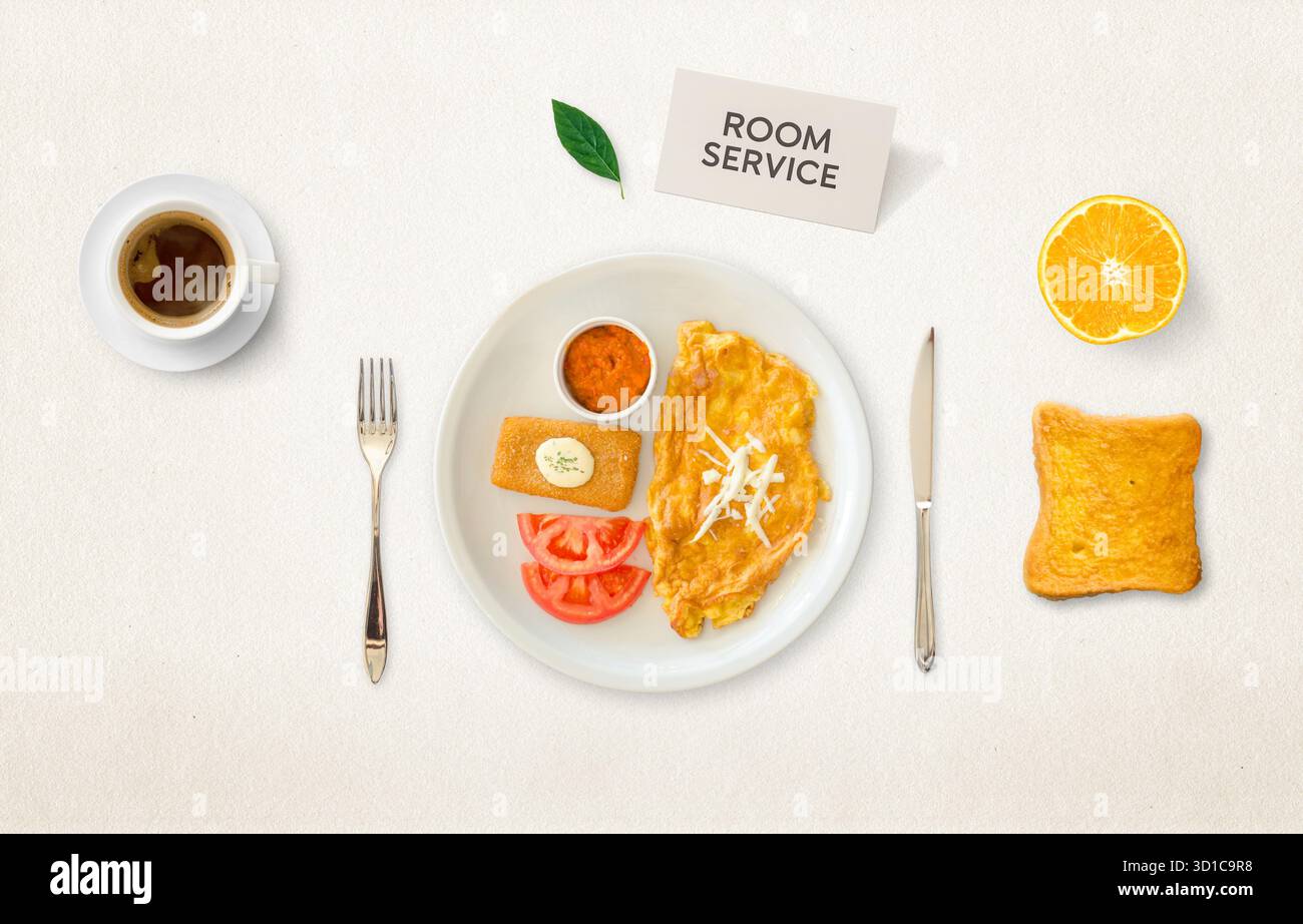Elegantes Hotelfrühstück mit Omelette, Toast, Kaffee und „Zimmerservice“-Karte auf neutralem Hintergrund, die Gastfreundschaft und Reisen repräsentiert Stockfoto