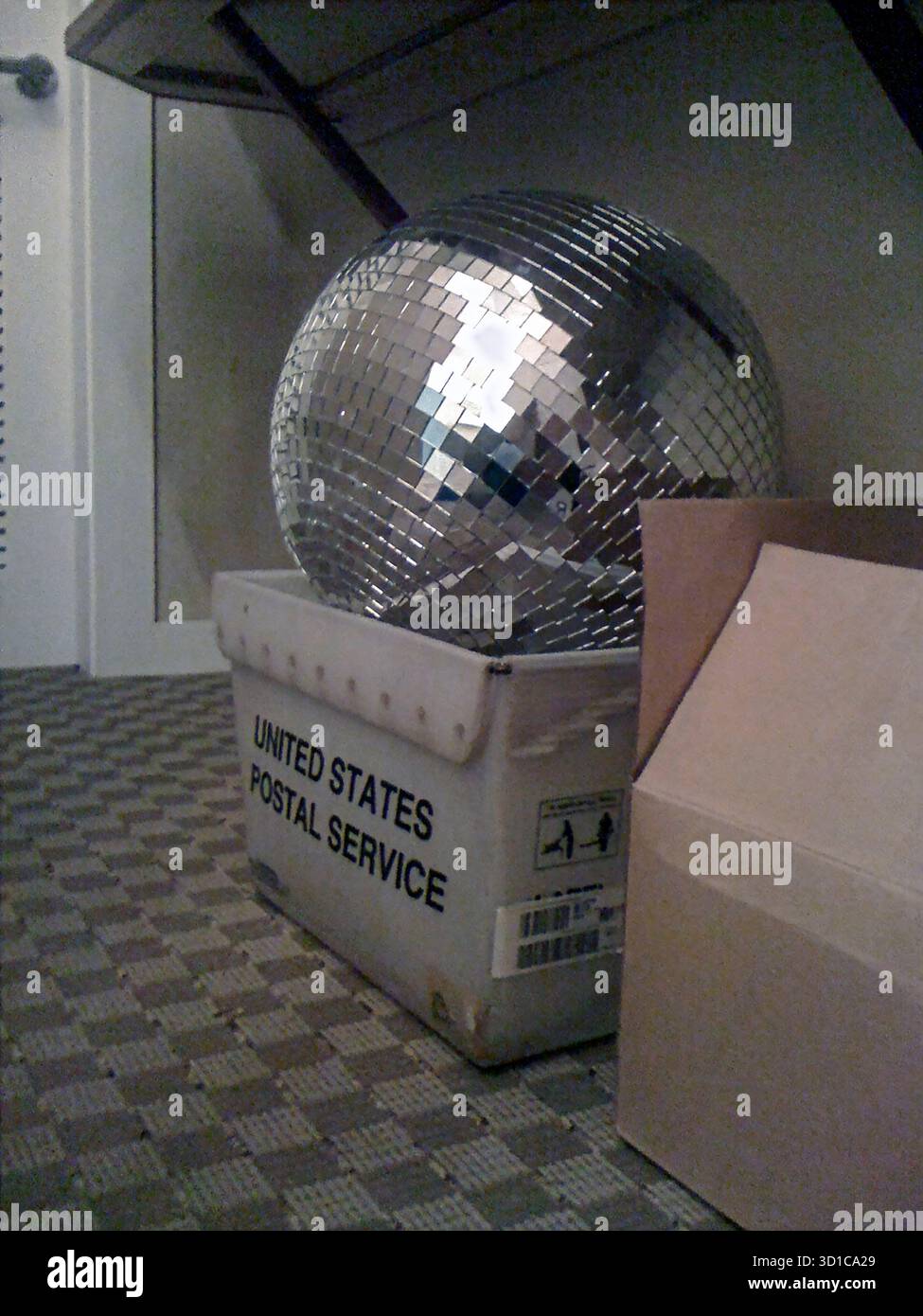 Spiegelkugel im USPS-Korb Stockfoto