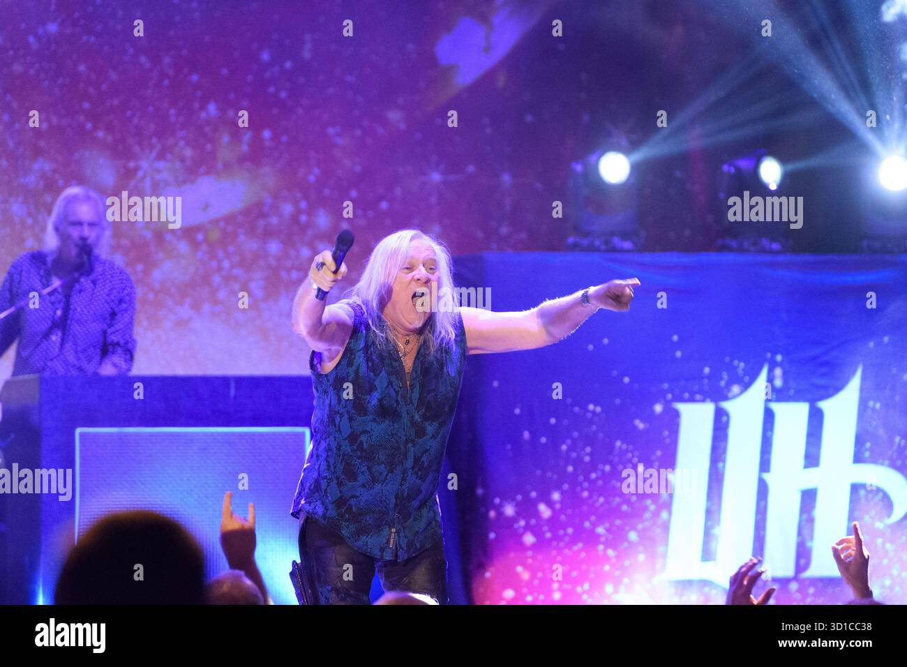 München, 27. Oktober 2025: Bernie Shaw (Sängerin) von Uriah Heep während der Magicians Farewell Tour 2025 im Circus Krone, München. Stockfoto