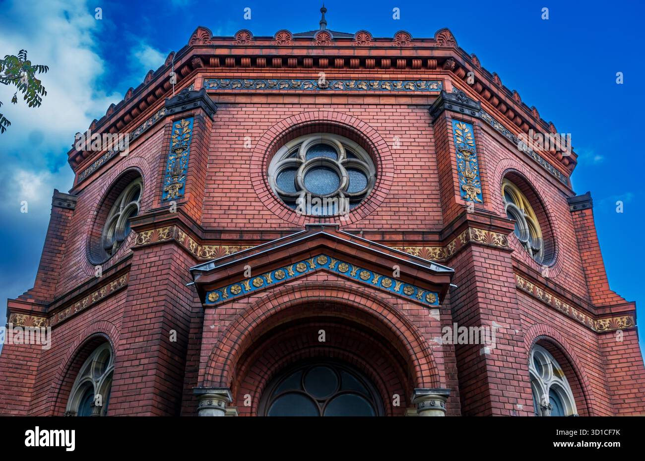 Architektonische Nahaufnahme der historischen Kapelle an der Prenzlauer Allee 75 in Berlin. Stockfoto