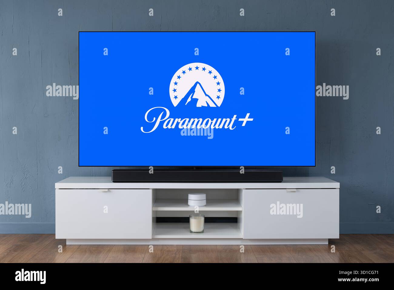 Das Logo des Paramount+-Streaming-Dienstes ist auf einem modernen OLED-Breitbild-Fernseher zu sehen. Stockfoto
